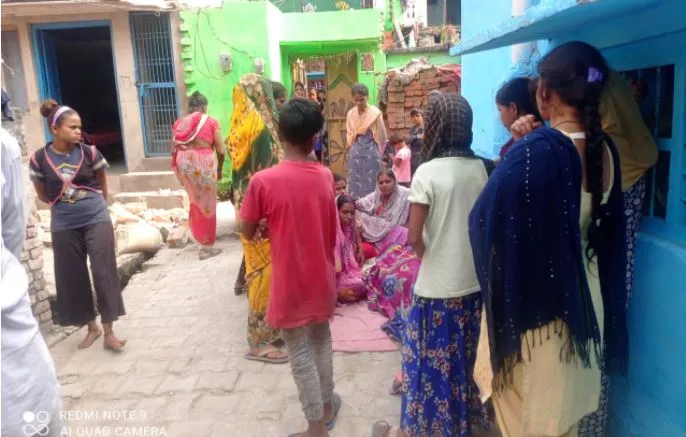 पीलीभीत: घर के बाहर चारपाई डालकर सो रही वृद्धा पर गिरा छज्जा, मौत