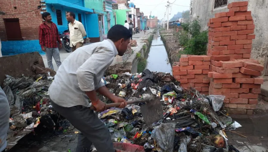 पीलीभीत: खबर का असर… नालों की गंदगी को लेकर हरकत में आया पालिका, कराई सफाई