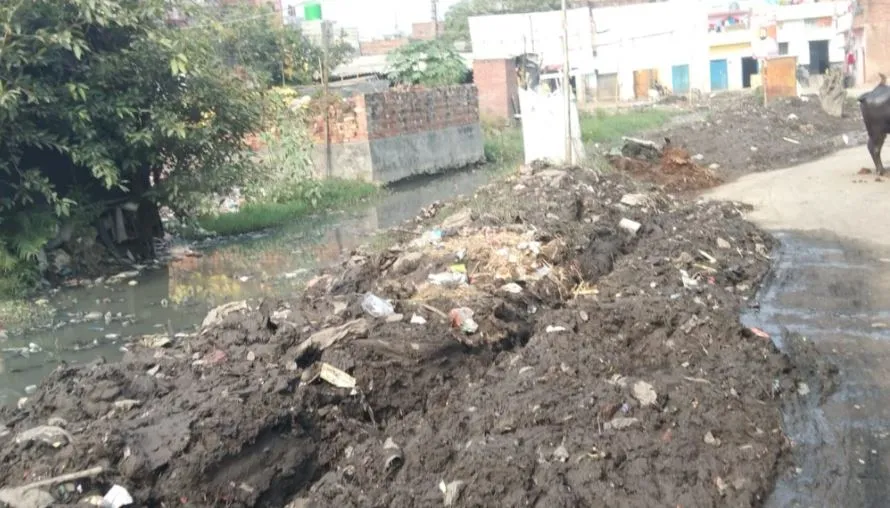 पीलीभीत: नौगवां में हर तरफ गंदगी के ढेर, बुखार से एक और मौत