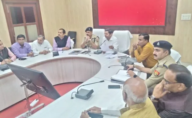 पांच लाख दीपक से जगमग होंगे मथुरा वृन्दावन के घाट, डीएम ने दिए निर्देश