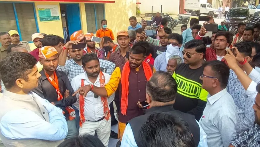 पीलीभीत: गरजे शिवसैनिक, बोले- स्वास्थ्य विभाग में तानाशाही