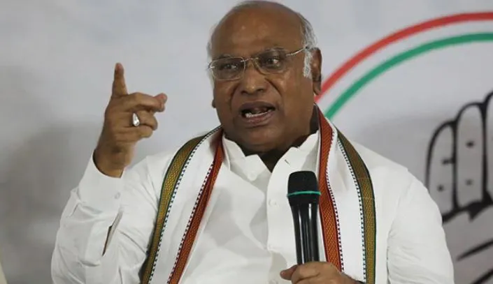 ‘कहीं मोदी के आकर्षण के कारण तो नहीं टूटा गुजरात में पुल’, कांग्रेस अध्यक्ष खरगे का तंज