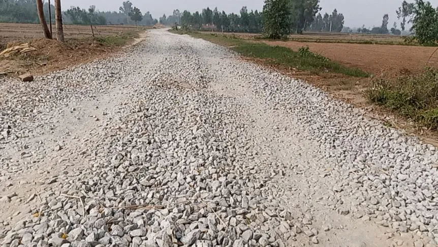 शाहजहांपुर: पत्थर बने मुसीबत, शिलान्यास के बाद भी नहीं बन पाई सड़क