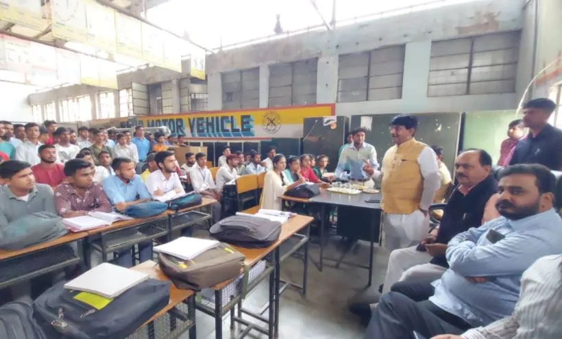 शाहजहांपुर: मंत्री जी बोले- जो छात्र बीच में बोला उसे बाहर निकाल दो