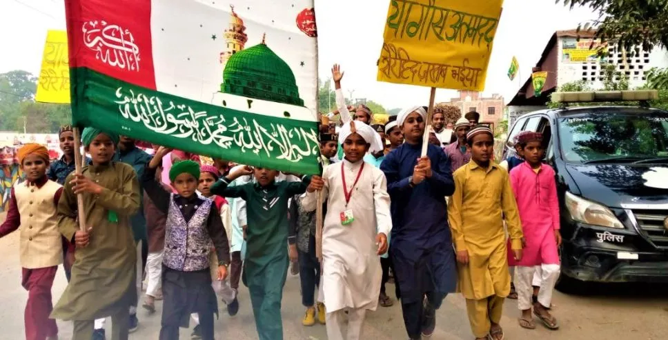 पीलीभीत: परंपरागत तरीके से निकाला जुलूस-ए-गौसिया, पुलिस बल भी रहा तैनात