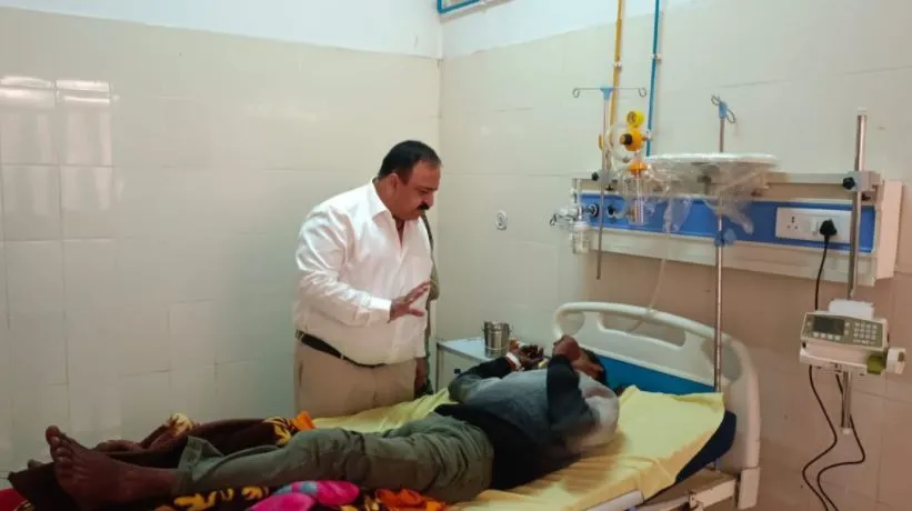 पीलीभीत: सीएमओ के निरीक्षण में वार्ड में भर्ती नहीं मिले मरीज, साफ-सफई के निर्देश