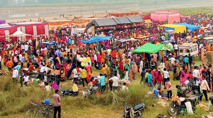 पीलीभीत: दूसरे दिन भी श्रद्धालुओं ने किया गंगा स्नान, उमड़ा जनसैलाब