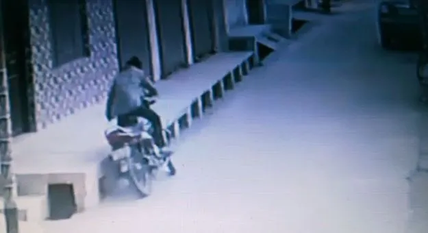 VIDEO: शाहजहांपुर में घर के बाहर खड़ी बाइक चोरी, पूरी वारदात CCTV में कैद