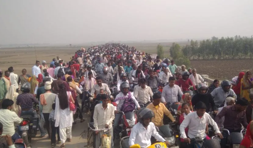 शाहजहांपुर: कोलाघाट पुल पर लगा जाम, पूरे दिन परेशान हुए श्रद्धालु