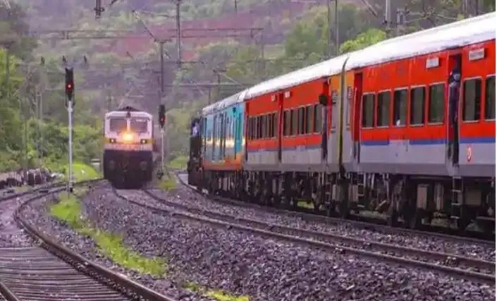 बरेली: नील गायों का झुंड इंजन से टकराया, घंटों लेट पहुंची ट्रेनें