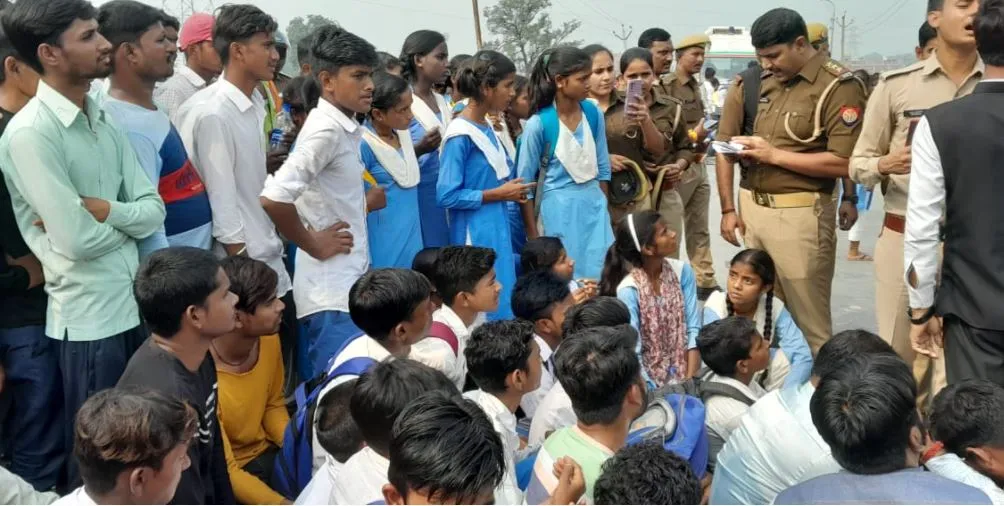 लखीमपुर-खीरी: धौरहरा में टूटा पुल बनवाने की दोबारा की मांग, छात्रों ने हाईवे किया जाम