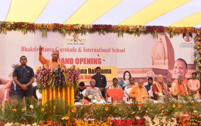 मथुरा: दुर्घटना के साथ दंगे का कारण बन रहा निरााश्रित गौवंश- सीएम योगी