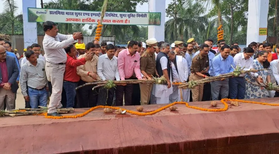 शाहजहांपुर: DM-SP के हाथों डालमिया चीनी मिल का पेराई सत्र शुरू, हवन पूजन के साथ किया शुभारंभ