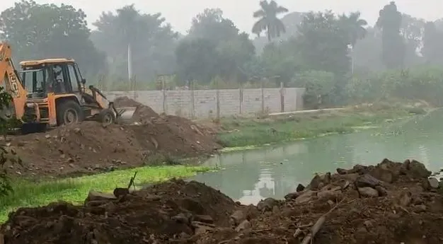 बरेली: अक्षर विहार तालाब किनारे घूमने को बनेगा पाथवे, मिट्टी डालने का कार्य शुरू