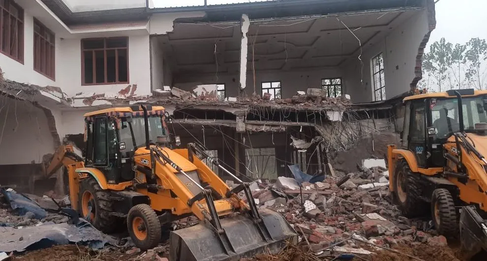 बरेली: BDA की बड़ी कार्रवाई, बड़ा बाईपास पर ग्रीन बेल्ट में अवैध ढाबे पर चला बुलडोजर