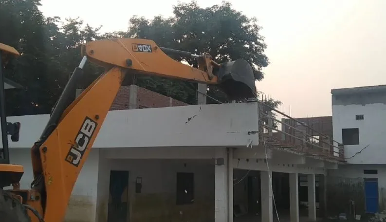 शाहजहांपुर: अवैध निर्माण को लेकर निगम का एक्शन, बाबू की संपत्ति पर चली जेसीबी