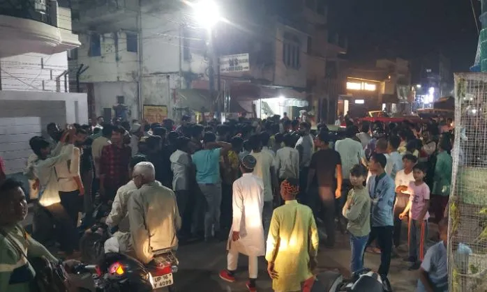 शाहजहांपुर: धार्मिक पुस्तक जलाने से तनाव, गुस्साई भीड़ ने होर्डिंग जलाए