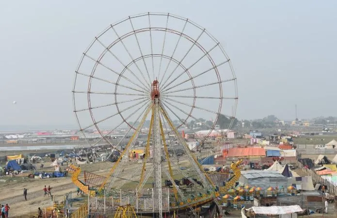 अमरोहा: गंगा की रेती में उमड़ने लगा श्रद्धालुओं का रेला, ट्रैक्टर-ट्रॉलियों में सवार होकर पहुंच रहे लोग