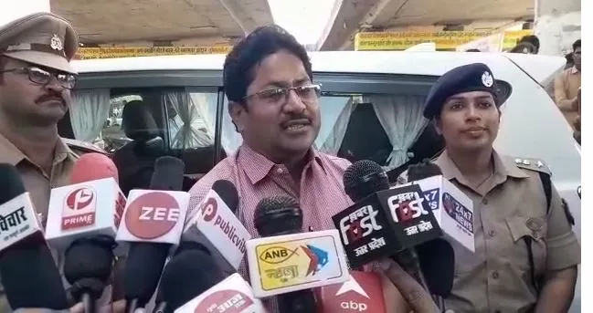 औरैया: जागरूकता रैली के साथ शुरू हुआ यातायात माह, डीएम व एसपी ने लोगों को बताए ट्रैफिक के नियम