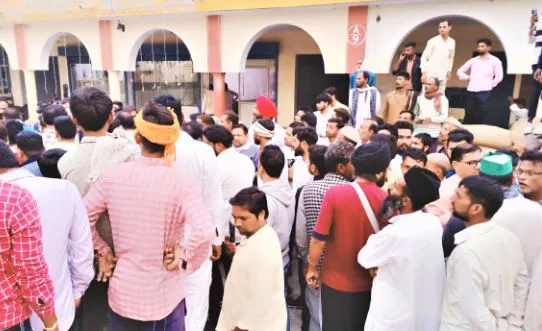 रामपुर: धान खरीदकर दो करोड़ हड़पे तो किसानों का चढ़ा पारा, हंगामा