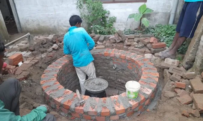 शाहजहांपुर: सैकड़ों वर्ष पुराना कुआं किया जा रहा था बंद, लोगों में आक्रोश