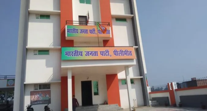 पीलीभीत: नेताजी से बात करते-करते युवक ने उड़ा लिया मोबाइल, कैमरे में कैद
