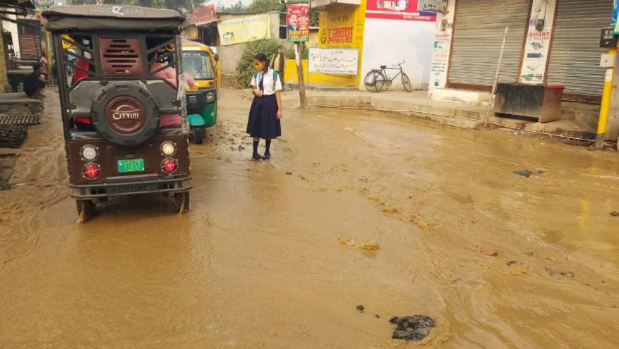 शाहजहांपुर: सीवर के लिए सड़क खोदते फूटी पाइप लाइन, पानी को तरसे लोग