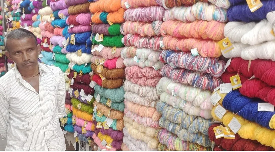 बरेली: सर्दी शुरू होते ही ऊन के बढ़ गए दाम, महंगा पड़ेगा स्वेटर बुनवाकर पहनना