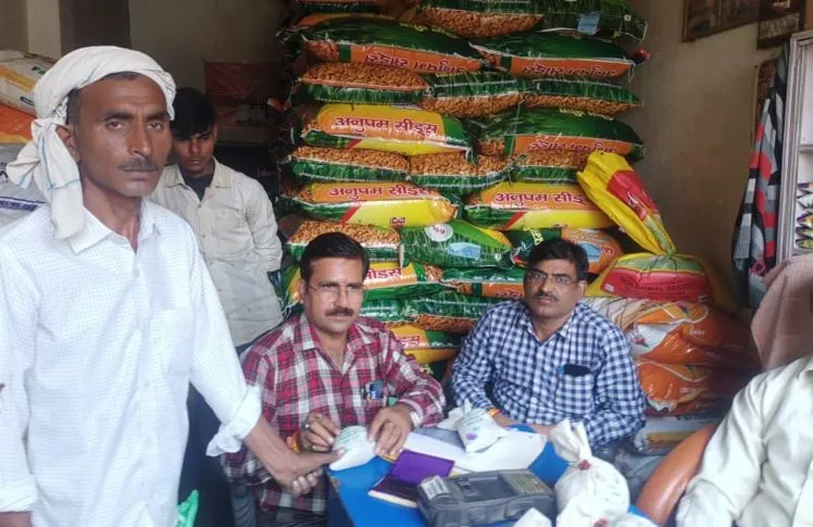बरेली: आंवला में सत्यगुरू खाद भंडार पर छापा, खाद-बीज के भरे नमूने