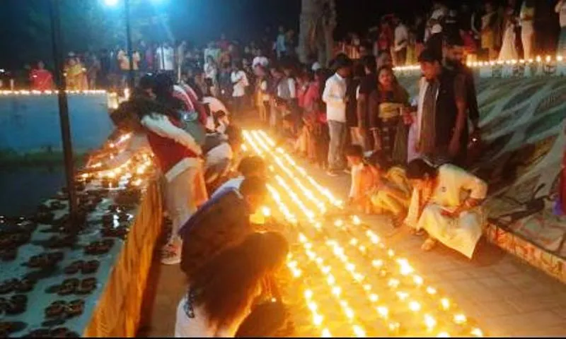 दीपोत्सव को लेकर लोगों में दिखा उत्साह, दो लाख से ज्यादा दीपों से जगमगाया दलपत सागर