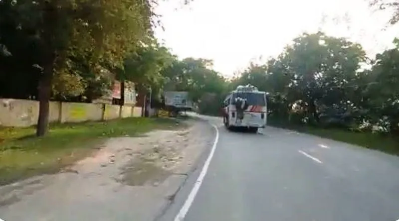 बरेली: विद्यार्थियों की जान से खेल रही है डग्गामार बसें, पुलिस प्रशासन बेखबर