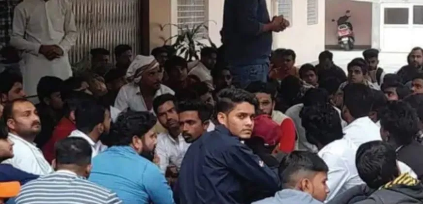 मेरठ: होमगार्ड के थप्पड़ मारने पर छात्रों ने किया हंगामा, दिया धरना