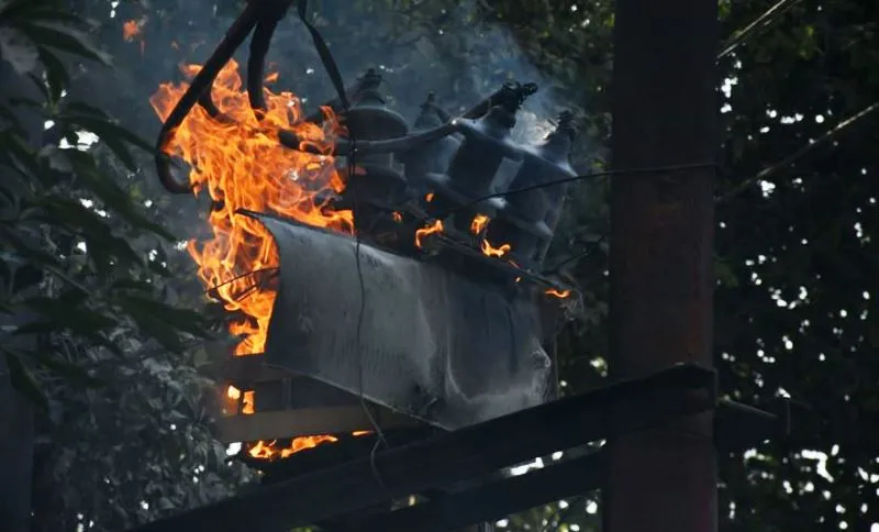 बरेली: ट्रांसफार्मर में हुआ धमाका, तेल गिरने से कारों को पहुंचा नुकसान