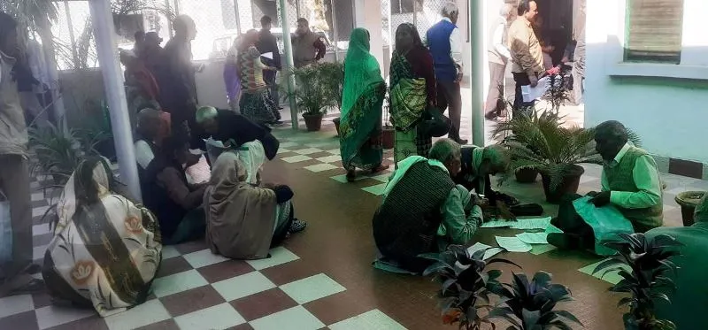 बरेली: कोषागार कार्यालय में व्यवस्था को लगी 'ठंड', फर्श पर बैठ फार्म भर रहे पेंशनर