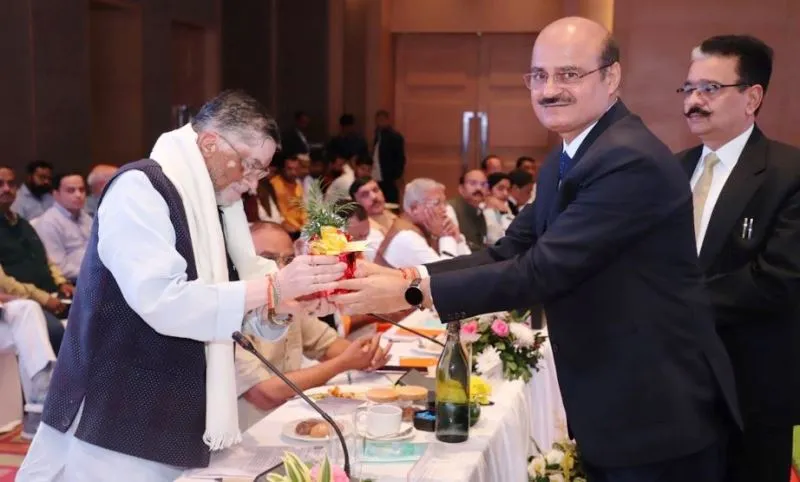 बरेली: संतोष गंगवार ने बैठक में अधर में लटके सुभाषनगर पुल का उठाया मुद्दा, रेल अधिकारियों से मांगा जवाब