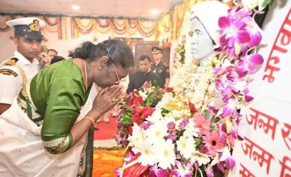 झारखंड: स्थापना दिवस पर राष्ट्रपति ने बिरसा मुंडा को दी श्रद्धांजलि, जबलपुर रवाना