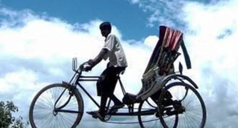 बरेली: रिक्शा चालक जिला अस्पताल में लड़ रहा जिंदगी और मौत की जंग, जानें पूरा मामला