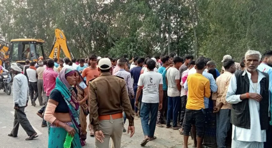 पीलीभीत: अनियंत्रित कार खाई में पलटने से पिता-पुत्र की मौत, परिवार में मचा कोहराम