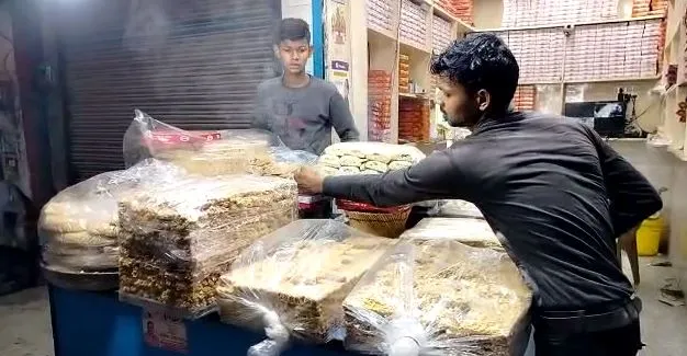 बरेली: ठंड से राहत दिलाने आई मलाई, चीनी, गुड़ और तिल की गजक, चॉकलेट रोल की ज्यादा डिमांड