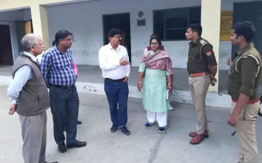 मेरठ: निरीक्षण को पहुंची जिला विद्यालय सहनिरीक्षक, कैंटीन संचालक ने गेट पर रोका