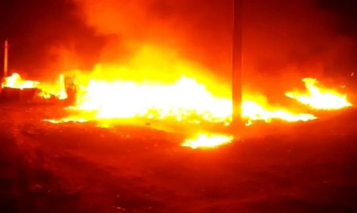 मेरठ: संदिग्ध परिस्थितियों में लगी आग, दो दर्जन झुग्गी-झोपड़ियां खाक