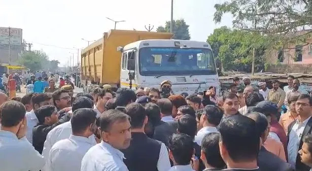 औरैया: मारपीट को लेकर बार एसोसिएशन अधिवक्ताओं में आक्रोश, किया चक्का-जाम