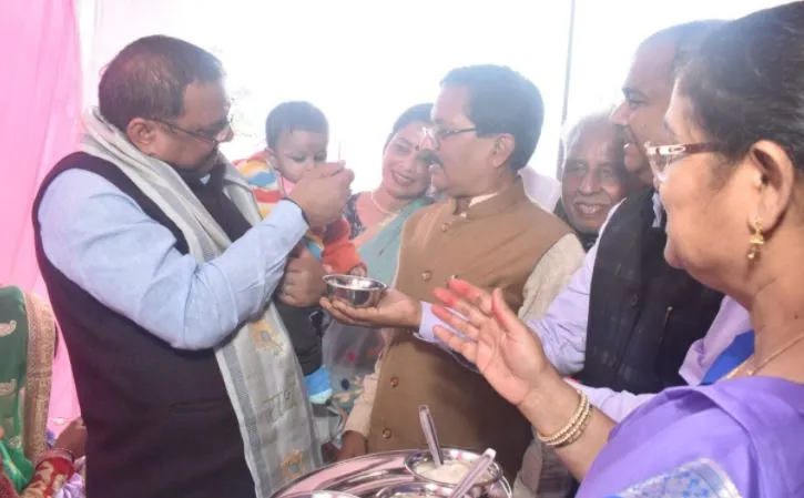 शाहजहांपुर: मिथिलेश ने खीर खिलाकर किया बच्चों का अन्नप्राशन, गर्भवती महिलाओं को राशन भी बांटा 
