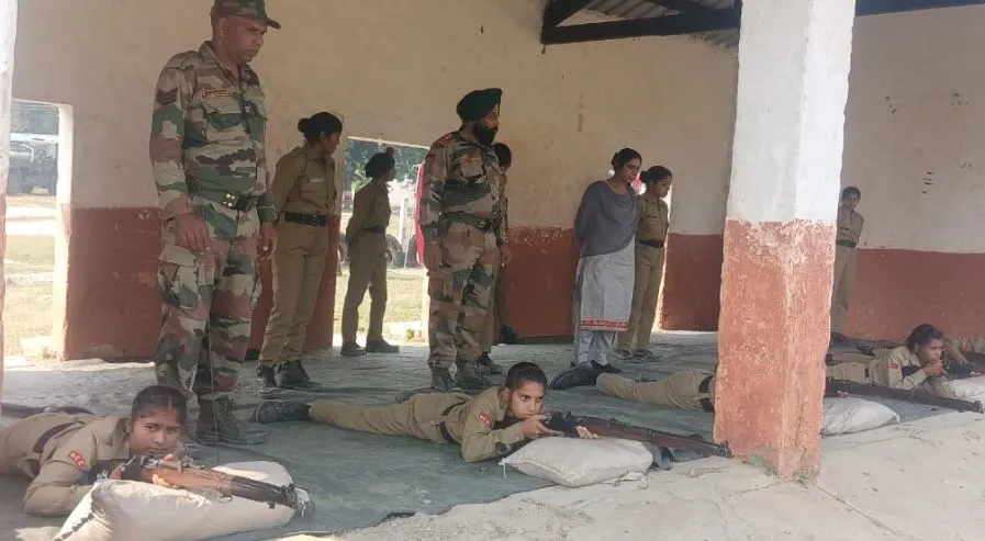 शाहजहांपुर: प्रशिक्षण कैंप में फायरिंग रेंज पर गरजीं छात्रा कैडेट्स की रायफलें