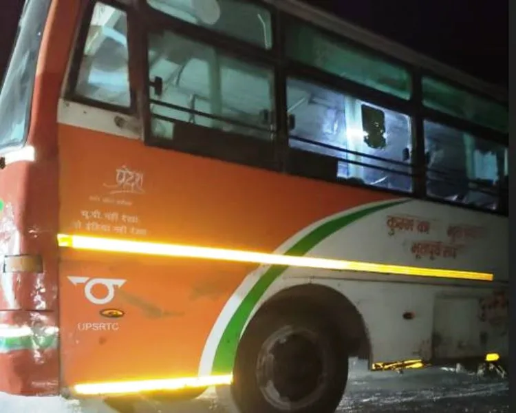 बरेली: बस पर लोकल रेडियम पट्टी से बना रहता है हादसे का डर   
