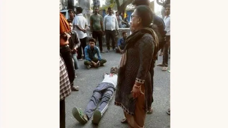 बरेली: अतिक्रमण हटाने में बाधा बनीं पार्षद, सड़क पर लेट लोगों ने किया हंगामा