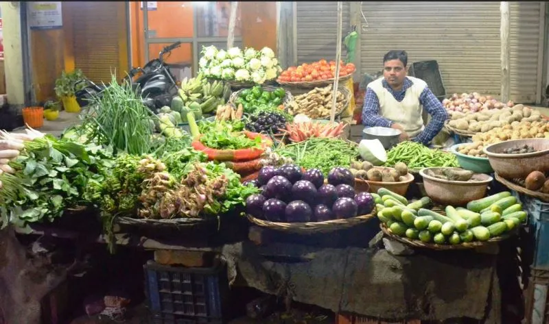 बरेली: डेलापीर मंडी में धनिया 20 रुपये किलो तो गेट के बाहर बिक रही 60 में