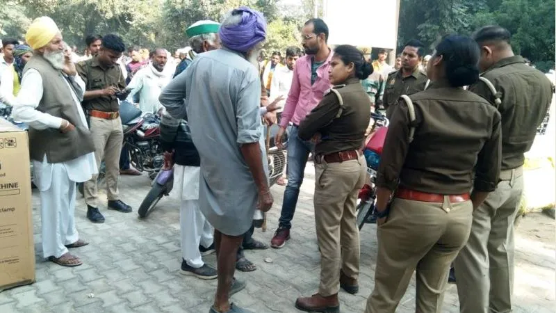 मुरादाबाद: खाद वितरण को लेकर हंगामा, सेल्स मैनेजर को पीटा, कपड़े फाड़े