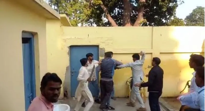 पीलीभीत: फिर हुई फजीहत...भुगतान को लेकर ठेकेदार और प्रधान पुत्र में चले लाठी डंडे, देखें Video