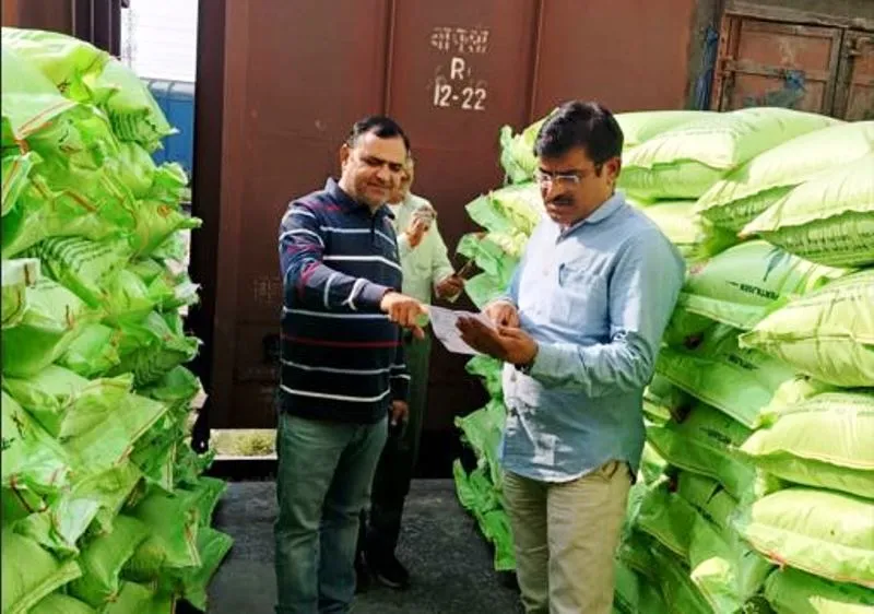 बरेली: कालाबाजारी पर रोक, रैक से सीधे विक्रेताओं को खाद की आपूर्ति